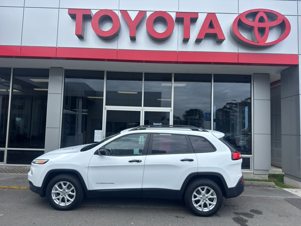 2016 Jeep Cherokee Sport in Bright White Clearcoat — front three-quarter view