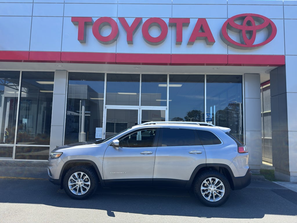 2019 Jeep Cherokee Latitude in Billet Silver Metallic Clearcoat — front three-quarter view