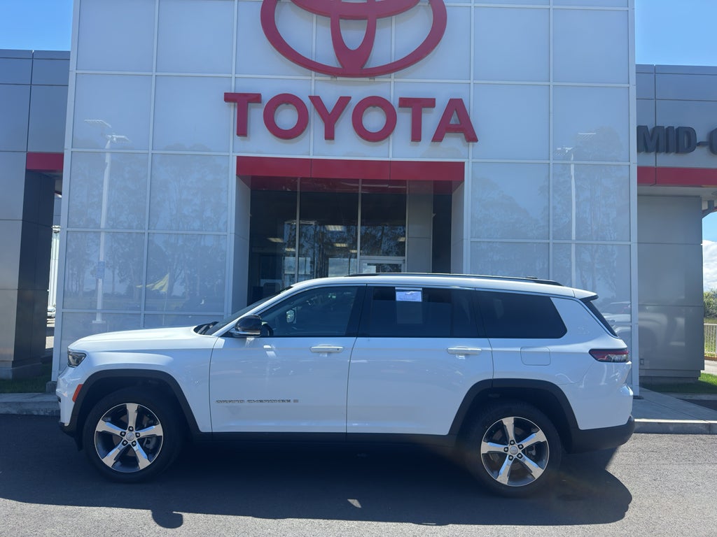 2021 Jeep Grand Cherokee L Limited in Bright White Clearcoat — front three-quarter view