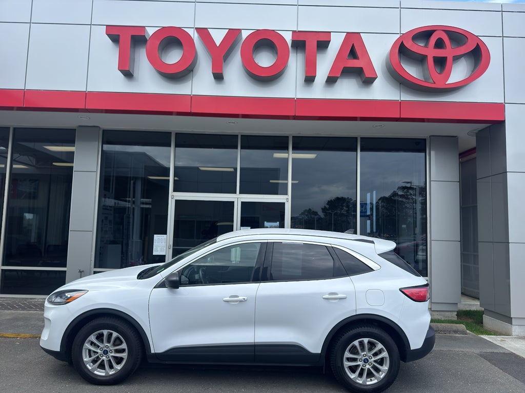 2022 Ford Escape SE in Oxford White — front three-quarter view