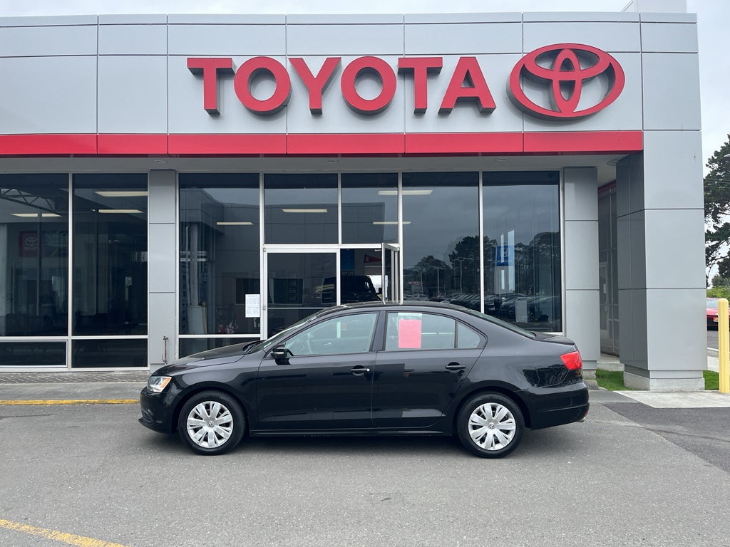 2014 Volkswagen Jetta SE in Black Uni — front three-quarter view