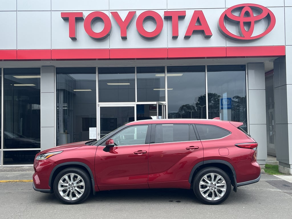 2021 Toyota Highlander Limited in Ruby Flare Pearl — front three-quarter view