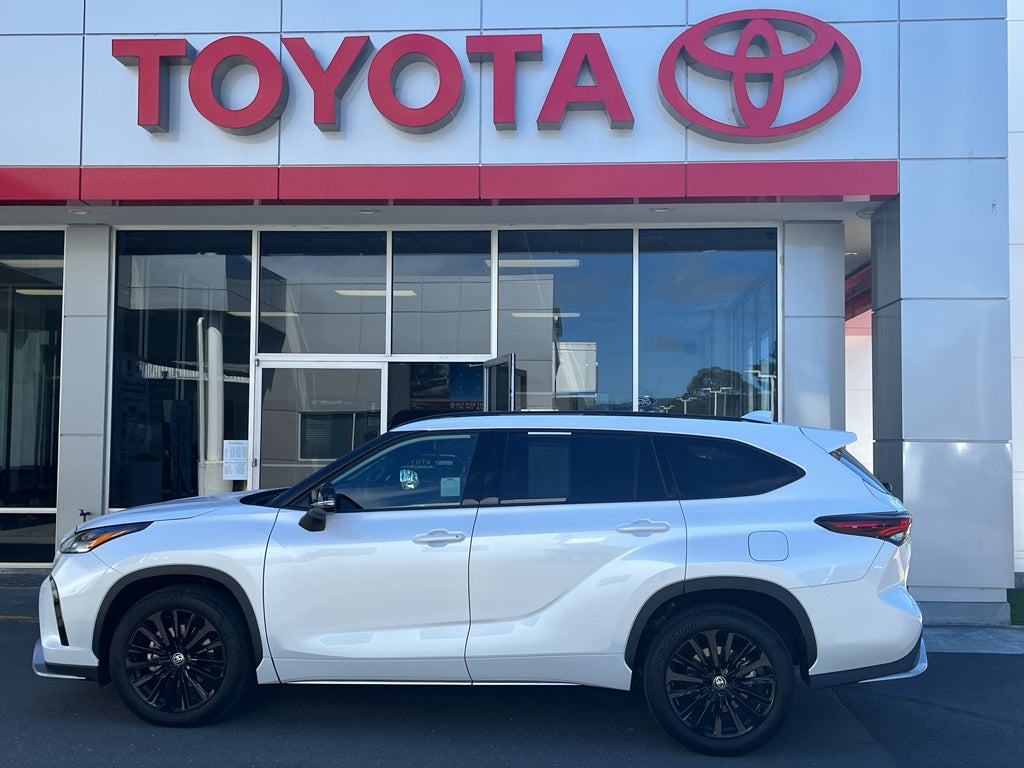 2025 Toyota Highlander XSE in Wind Chill Pearl — front three-quarter view