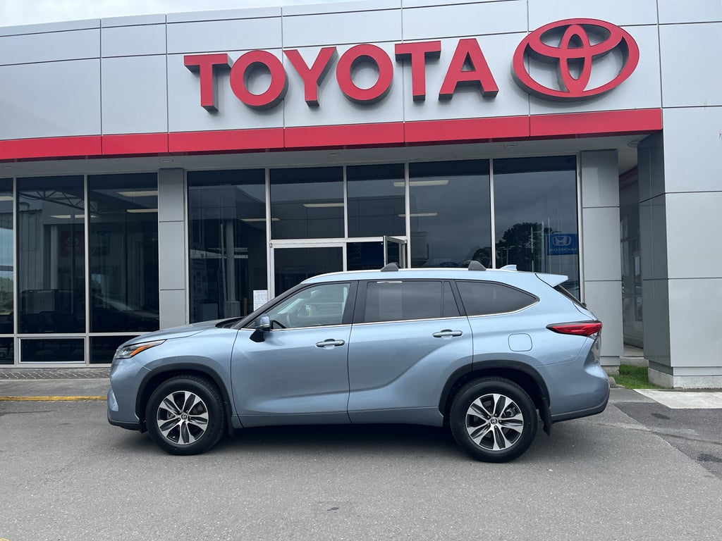 2023 Toyota Highlander XLE in Moon Dust — front three-quarter view